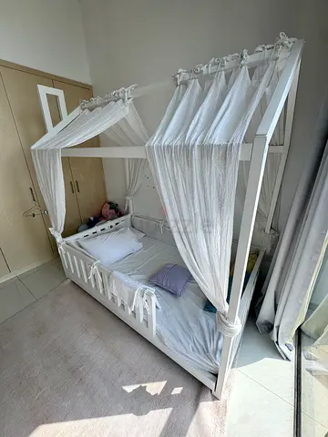 White Canopy Toddler Bed with materass