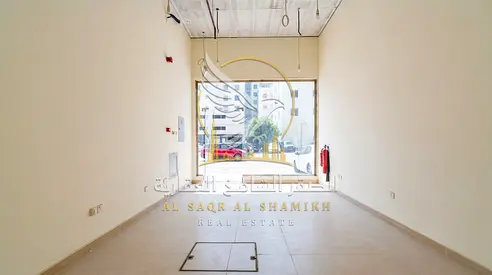 محل تجاري للإيجار السنوي في القليعة الشارقة مساحة واسعة تكييف مركزي قريب من الشارع العام والخدمات