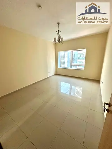 # فرصة مميزة بالتعاون 🔥 غرفة وصالة بطابق عالٍ في برج نظيف، جيم ومسبح مجاني، إيجار 40 ألف على 6 دفعات، تأمين شيك ضمان