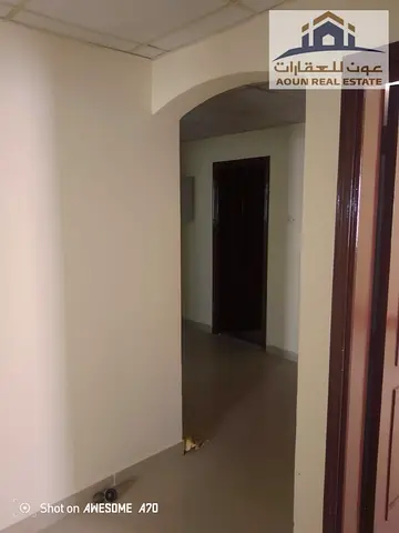 شقة غرفتين وصالة بمساحة واسعة للإيجار في المجاز 3، الشارقة  خيار ممتاز للسكن العائلي في موقع متميز بحي المجاز 3 القريب من جميع الخدمات.