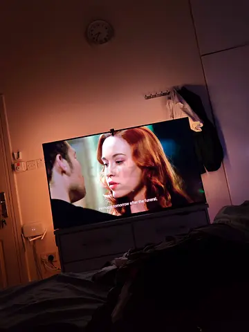Hisense 55" LED Smart TV -in perfect condition + ambience LED
