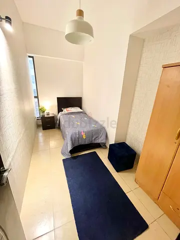 Four girls only : super clean room in girls only Apartment
