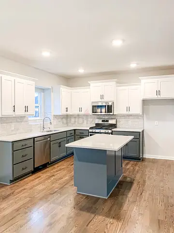Modern kitchen with central island - Cabinets