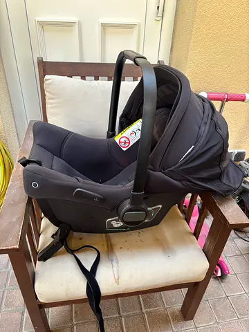 Baby infant car seat / carrier - (black)