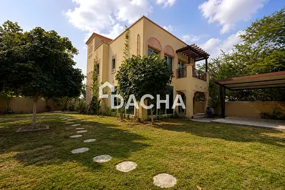 CORNER PLOT! / 4 Bed Villa / Vacant Soon
