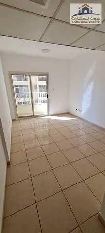 شقة للإيجار السنوي – الرولة (الغوير)  🏡 غرفة وصالة  📍 على الشارع العام  💰 الإيجار السنوي: 28,000 درهم  💳 الدفع: حتى 4 دفعات  🛡️ بدون تأمين