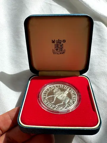SILVER UK Commemorative 1977 (old antique coins)