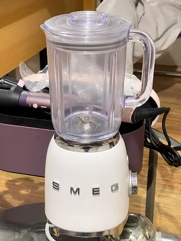 Smeg blender. White color. BLF03. Fro sell