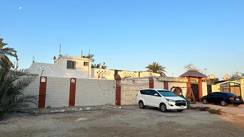 للبيع بيت منطقة ام خنور الشارقة 8000 قدم مقسم قسمين