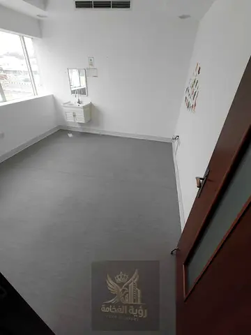 للإيجار في حلوان الشارقة عيادة طبية مميزة تضم أربع غرف وريسبشن كبير وحمامين وغرفة نظافة السعر 80000 درهم سنويا والدفع أربع أو ست د