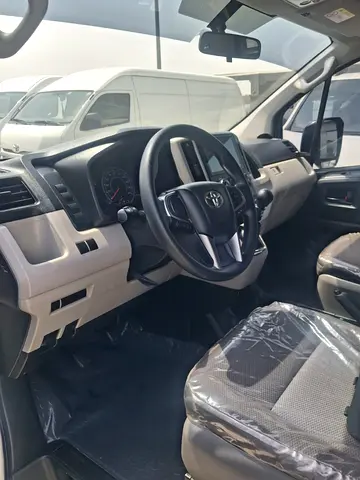 2023 Toyota HIACE — фото 4