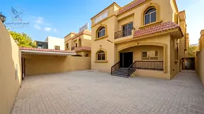 Commercial villa for rent in Al Rawda 1 Ajman Spacious area, covered parking 5 rooms majlis living r
