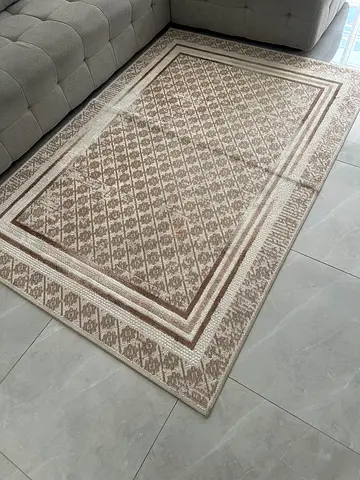 Beige patterned area rug - good condition, 1.5 x 2.3m (approx)