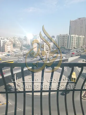 غرفة وصالة للإيجار في القليعة – الشارقة فرصة مميزة للسكن في منطقة القليعة بالشارقة، إحدى المناطق الحيوية التي تتميز بسهولة الوصول إلى الخدمات والمواص