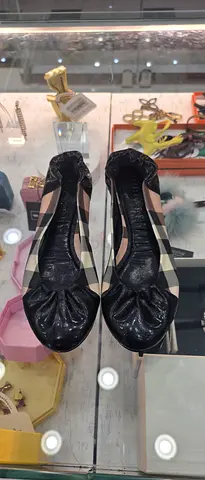 Black leather ballet flats - comfortable pre-owned pair