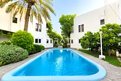 SPACIOUS VILLA WITH PRIVATE GARDEN & POOL