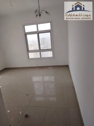 عرض مميز! شقة غرفتين ماستر وصالة بمساحة واسعة للإيجار في المجرة، الشارقة (بدون رسوم إدارية) فرصة رائعة للسكن العائلي الراقية والمريح في موقع متميز وح