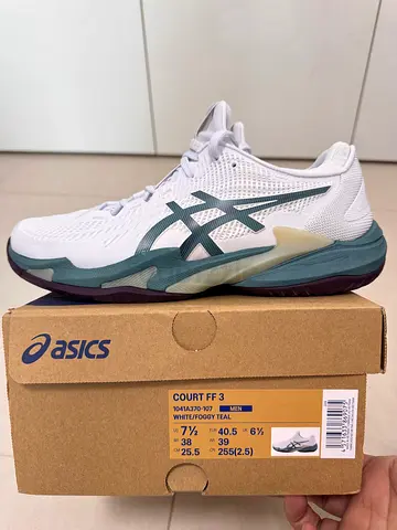 Tennis shoes