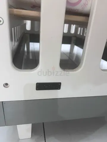 White Wooden Baby Crib / Cot in Good Condition with mattress in sharjah qasimia.