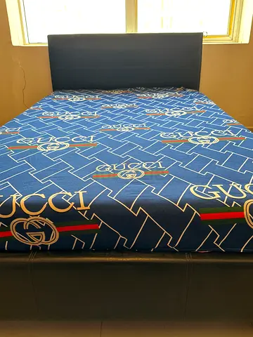 Queen Size Cot Very Well Maintained Purchased from Pan Emirates