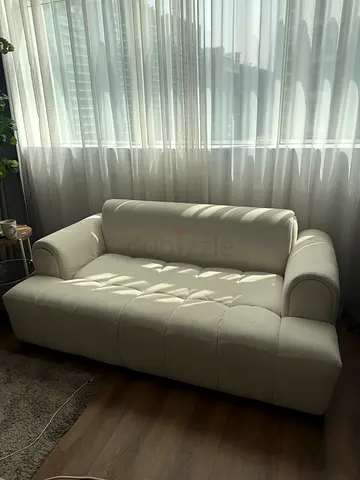 Selling my absolute favorite sofa 🤍

Super comfortable, stylish and beautiful.