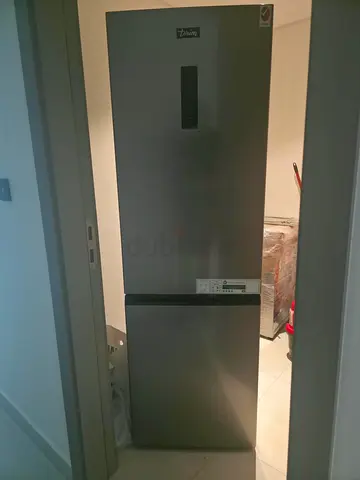 Silver bottom-freezer refrigerator - great condition, like new