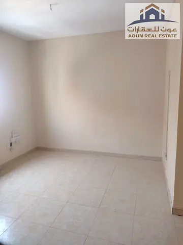 استديو متميز بمساحة واسعة ومطبخ منفصل للإيجار في المجرة، الشارقة فرصة رائعة للسكن المريح والتصميم العملي في موقع استراتيجي بمنطقة المجرة بالقرب من كو