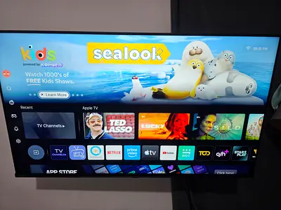 Hisense 43" Smart LED TV - Excellent working condition (plus Full motion wall stand )