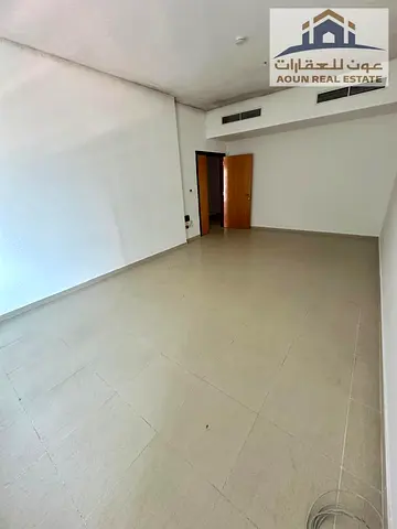 ✨ فرصة ممتازة للسكن المريح والعصري في قلب التعاون! ✨ شقة أنيقة ومتميزة تتكون من غرفة وصالة وتتميز بـ بلكونة ذات إطلالة ممتازة توفر تهوية وإضاءة طبيعي