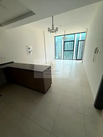 A great opportunity to rent a spacious 1-bedroom apartment in a prime location with direct access to Dubai. Enjoy the convenience of free maintenance