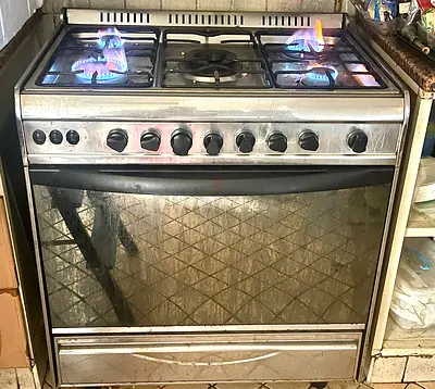 Used freestanding gas cooker with oven - 5 burners, stainless steel