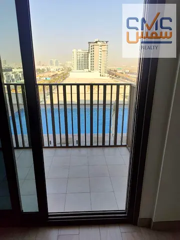استوديو مطل على حوض السباحة | عزيزي أمبر | الوصول إلى الشرفة