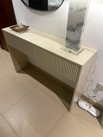 80H x 120 L x 30w cm White modern console table / hallway sideboard in good condition