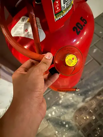 20.5kg Red cylinder filled with Gas  ,Regulator and pipe