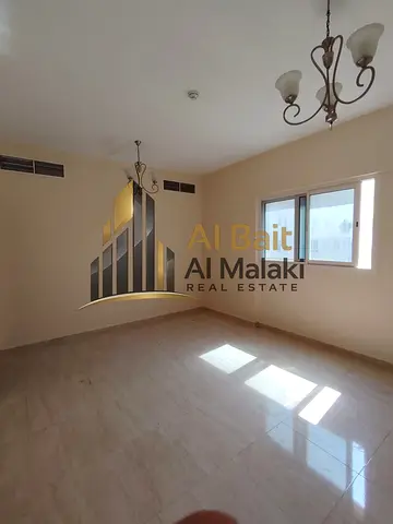 شقة غرفة وصالة للإيجار السنوي في المجاز 3 بإطلالة مفتوحة، تتكون من حمامين وتتميز بتصميم عملي ومساحات مريحة وموقع مميز، بسعر 34,000 درهم مع إمكانية الد