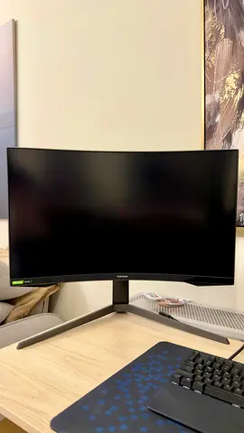 Samsung Odyssey G7 27” — QHD 240Hz Curved Gaming Monitor — Excellent Condition
