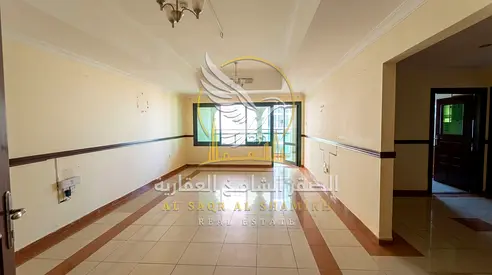 شقة غرفتين وصالة للإيجار السنوي في المجرة الشارقة إطلالة بحرية بلكونة كبيرة  غرفة خادمة  تكييف مركزي  قرب الكورنيش