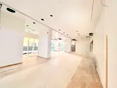 Big Showroom> 3 Sides Corner> High Visibility> Lowest/SQFT