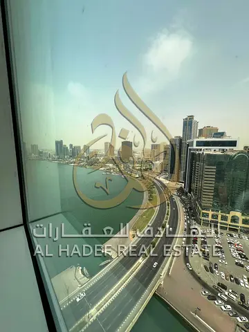 عرض حصري بالمجاز 3 | غرفتان وصالة بإطلالة بحرية وبلكونة، غرفة خادمة ومخزن، طابق 10 مع باركن، 4 دفعات، تأمين مؤجل شهر، 65,000 درهم.