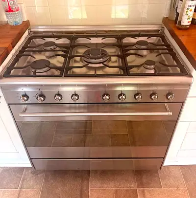 Smeg 90 cm gass cooking range 5 burnr gass cooker new model slightly used