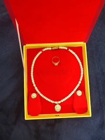 Pearl necklace set with matching pendant, earrings and ring (pre-owned)