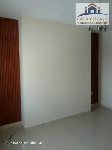 فرصة رائعة للسكن العائلي الفاخر والمجدد بالكامل في منطقة الخان! شقة تتميز بمساحة واسعة وتصميم عصري مع ديكورات حديثة وإطلالة مفتوحة ساحرة، وتقسيم مثال