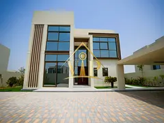 Single Row Luxurious Villa with Lush Landscape | Close to Community Entrance | Next to Corner