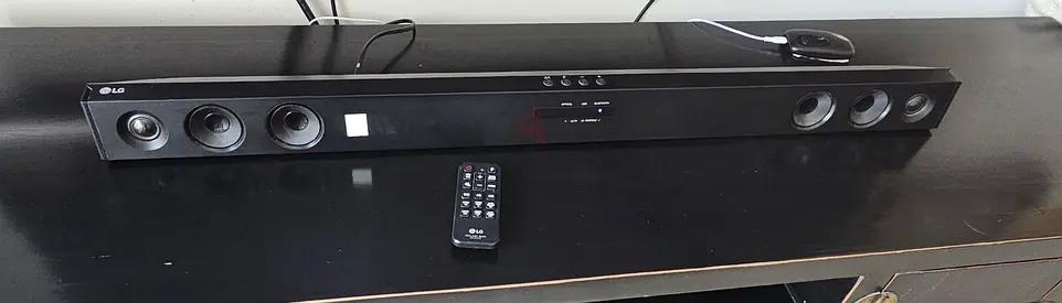 LG SJ3 300W Wireless Soundbar + Subwoofer – Bluetooth – Excellent Working Condition  LG SJ3 2.1