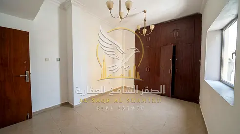 استوديو للايجار السنوي في منطقة البوطينة مطبخ منفصل موزع مساحة واسعة خزائن بالحائط تشطيب حديث موقع استراتيجي