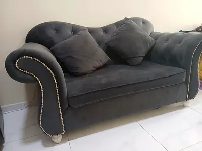 Two-seater tufted velvet sofa in dark grey