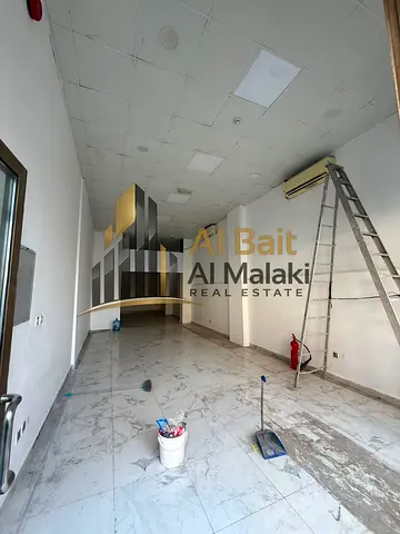محل تجاري بموقع مميز في القاسمية للإيجار بمساحة 550 قدم وعلى 4 دفعات
