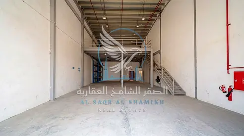 مستودع للإيجار في الصجعة – شارع رئيسي | 3,700 قدم² | ميزانين وفاير سيستم كامل