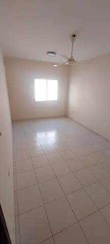 فرصة بسعر مميز وموقع استثنائي | بلكونة + مطبخ واسع + شارع رئيسي