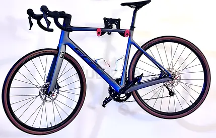 Scott Addict 40 — Road Bike | Shimano Ultegra Pedals + Upgraded Seat